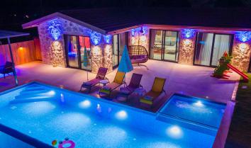 Villa Desiderio, Kalkan da çocuk havuzlu jakuzili korunaklı kiralık villa.