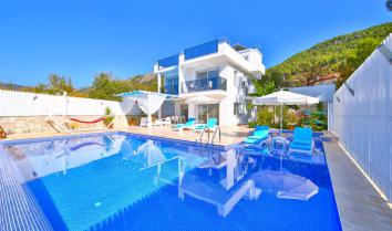 Villa Furkan Kalkan Üzümlü de konumlu 2 yatak odalı 4 kişi konaklama kapasiteli özel havuzlu geniş bahçe terasına sahip minyatür çocuk oyun parkı bulunan jakuzili muhafazakar kiralık tatil villası.