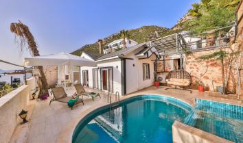 Villa Gusto 4, Kalkanda deniz manzaralı jakuzili kiralık balayı villası.