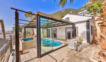Villa Gusto 5, Kalkan da deniz manzaralı ve jakuzili kiralık balayı villası.