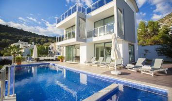 Villa Hope, Kalkan Ortaalan mevkiinde konumlu 5 yatak odalı 10 kişi kapasiteli özel ve lüks bir tatil villasıdır.