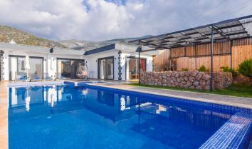 Villa İncir Duo Kalkan da havuzlu jakuzili korunaklı kiralık villa.