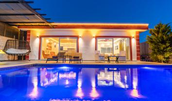 Villa Ferah 2 kişi kapasiteli muhafazakar jakuzili deniz manzaralı balayı villası.