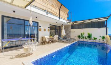 Villa İklim Duo, deniz manzarasına sahip 2 kişi kapasiteli özel havuzlu muhafazakar jakuzili kiralık balayı villasıdır.