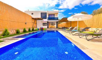 Villa Lotus Patara 2 yatak odalı 4 kişi kapasiteli korunaklı havuzu ve çocuk havuzu bulunan muhafazakar jakuzili kiralık tatil villasıdır.