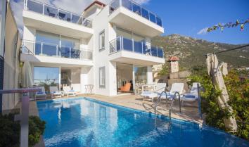Villa Manolyam Kalkan Ortaalan'da 6 Kişilik Kiralık Jakuzili Villa.