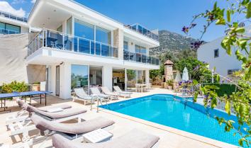 Villa Nergis Kalkan Ortaalan'da 8 Kişilik Kiralık Villa.