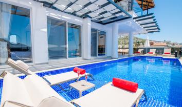 Villa Noname 6 kişi kapasiteli hamam sauna masa tenisi langırt özel havuz ve jakuzisi bulunan kiralık geniş aile tatil villasıdır.