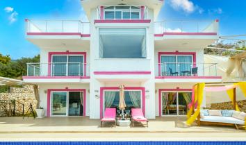 Villa Pink, Kalkan da sinema odası, hamam, spor salonu, jakuzi bulunan 4 kişilik kiralık villa.