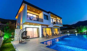 Villa Simena, Kalkanda kapalı ısıtmalı havuzlu jakuzili 7 kişilik kiralık villa.