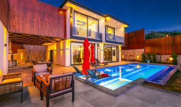 Villa Asyamore 1 4 kişi kapasiteli özel iç ve dış havuzu bulunan sauna hamam sinema odası yetişkin aktivite alanı olan jakuzili muhafazakar kiralık tatil villasıdır. 