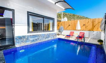 Villa Yaz 4 2 kişi kapasiteli kapalı havuz açık havuz ve jakuzili lüks kiralık balayı villasıdır.