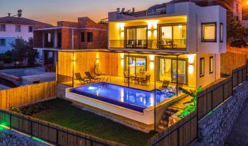 Villa Albedo, Kaş Gökseki de 4 kişilik havuzlu jakuzili deniz manzaralı muhafazakar kiralık villa.