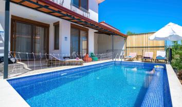 Villa İpek, Kaş Çukurbağ köyünde konumlu kiralık villa.