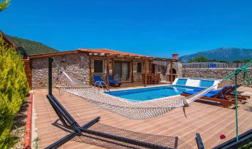 villa karaca - Kayaköyde 2 yatak odalı korunaklı havuzlu jakuzili kiralık villa 