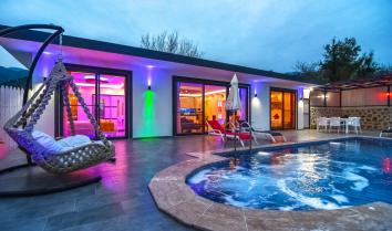 Villa Rüzgar Gülü Kalkan Üzümlü de jakuzili Patara deniz manzaralı kiralık villa.