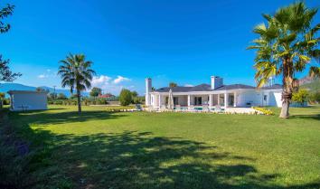 Villa Beyaz Köşk Köyceğiz de konumlu 3 yatak odalı 6 kişi kapasiteli özel havuzlu muhafazakar kiralık tatil villasıdır.