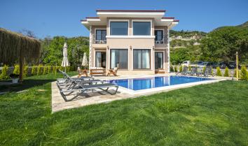 Villa Salkım Söğüt , Söğüt Marmaris de doğa ve deniz manzaralı havuzlu ve jakuzuli lüks kiralık villa.