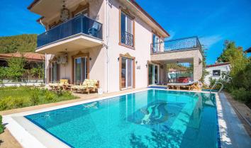 Marmaris de denize yakın 9 kişilik havuzlu jakuzili kiralık villa.