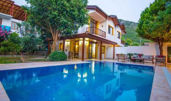 Marmaris de denize yakın deniz manzaralı kiralık villa.