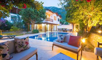 Marmaris Söğüt de deniz manzaralı denize yakın kiralık villa.