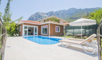 Antalya Konyaaltı nda havuzlu 4 kişilik kiralık villa.