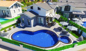 Villa Svarti, Dalyan da 10 kişilik havuzlu kiralık geniş aile villası.