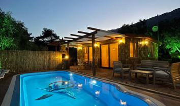 Villa Türkoğlu Gökova Akyaka da konumlu 1 yatak odalı 4 kişi kapasiteli özel havuzlu muhafazakar kiralık tatil villası.