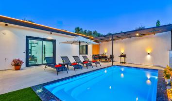 Villa Red Bloom | Kalkan Üzümlü’de Korunaklı Havuzlu Lüks Villa Tatili