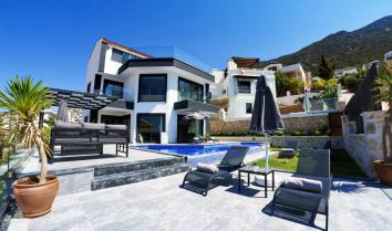 Villa Alesta Deniz manzaralı 5 yatak odalı 10 kişi konaklama kapasitelidir özel havuzlu jakuzili geniş aile ve arkadaş grupları için ideal kiralık tatil villasıdır.