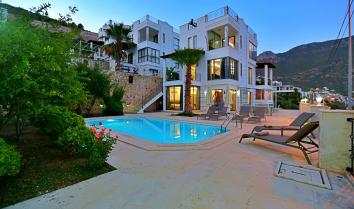 Villa Asya 1 merkezi konumludur 3 yatak odalı 6 kişi konaklama kapasiteli oyun odası, jakuzi ve özel havuzu bulunan kiralık geniş aile ve arkadaş tatil villası.