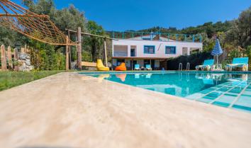 Villa Faralyus 1, Fethiye Faralya da deniz manzaralı havuzu 6 kişilik kiralık villa.