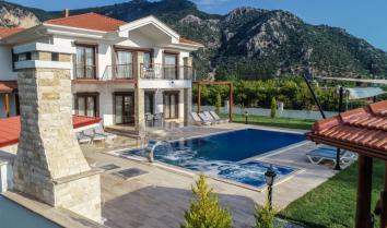 Villa Kiparis 14 kişi kapasiteli özel havuzlu lüks geniş aile villası.