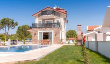 Villa Lime 8 Kişi kapasiteli özel havuzlu geniş aile villası.