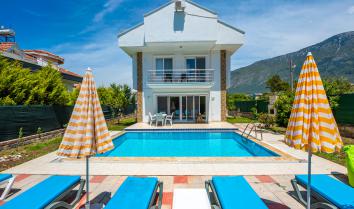 Fethiye Ölüdeniz Ovacık da havuzlu 6 kişilik kiralık villa.
