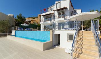 Villa Mehtap, Kalkan da deniz manzaralı denize yakın havuzlu kiralık villa.