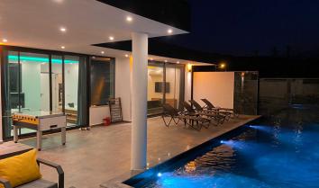 Villa Nar Tanesi 4 kişi kapasiteli özel havuzlu muhafazakar çift jakuzili kiralık tatil villası.