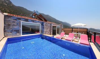 Villa Sky 2 yatak odalı 4 kişi konaklama kapasiteli muhafazakar özel havuzlu kiralık tatil villasıdır.