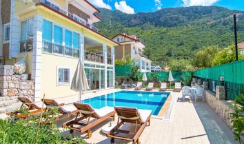 Villa Sunny Hill 6 yatak odalı 12 kişi kapasiteli denize yakın özel havuzlu kiralık tatil villasıdır.