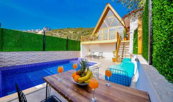 Villa Tuğçem 1 yatak odalı 2 kişi konaklama kapasiteli özel havuzlu muhafazakar kiralık balayı villası.