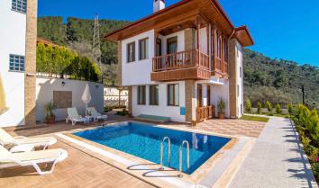 Villa Turkuaz B, Gökova da deniz manzaralı havuzlu 6 kişilik kiralık villa.