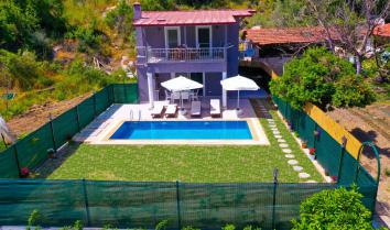 Villa Zambak 2 yatak odalı 4 kişi kapasiteli özel havuzlu denize yakın özel havuzlu kiralık tatil villasıdır.