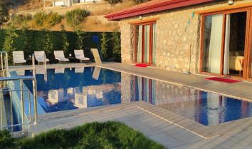 Faralya da deniz manzaralı çocuk havuzlu 4 kişilik kiralık villa.