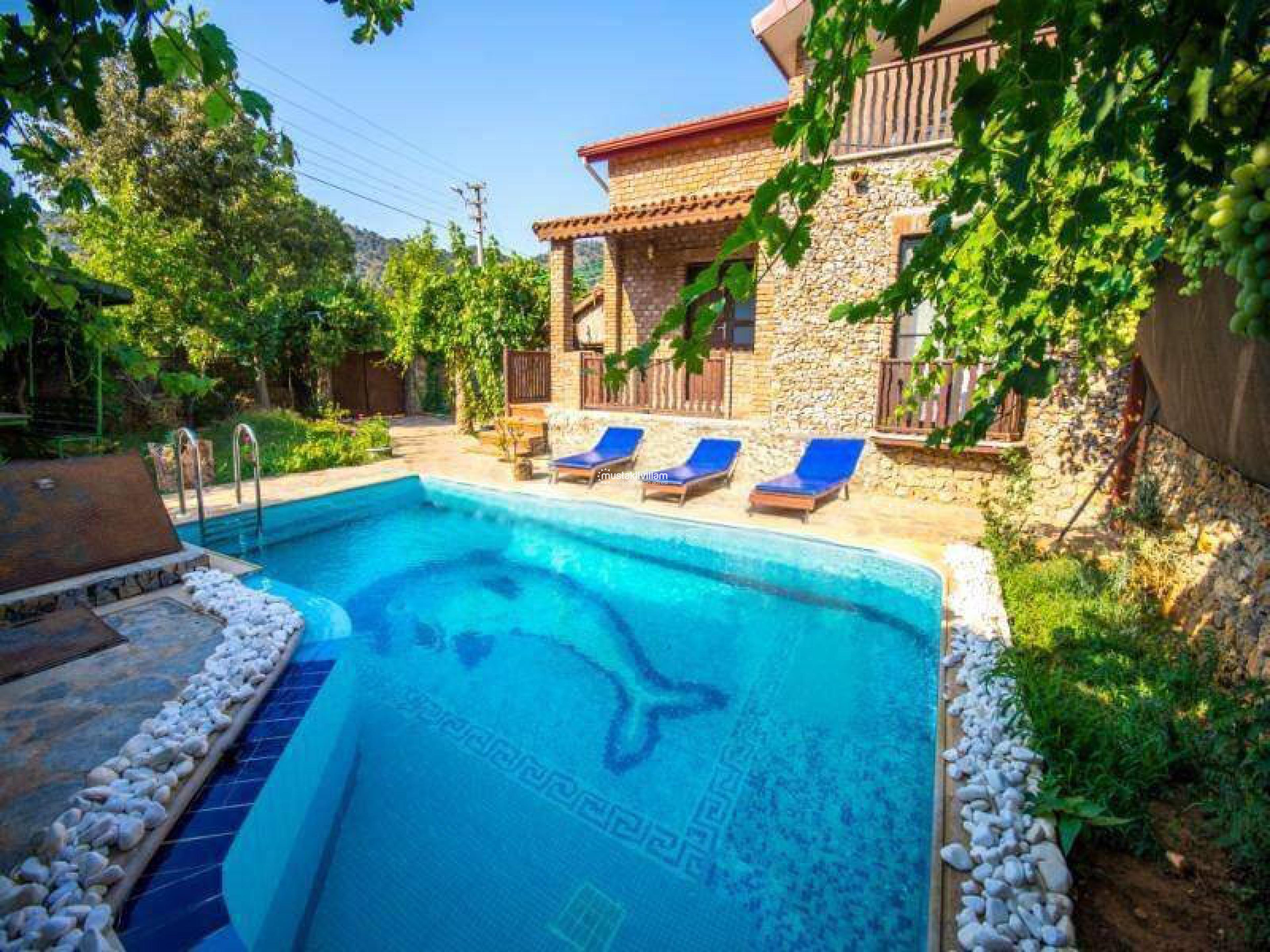 Havuzu Korunaklı Kiralık Villa