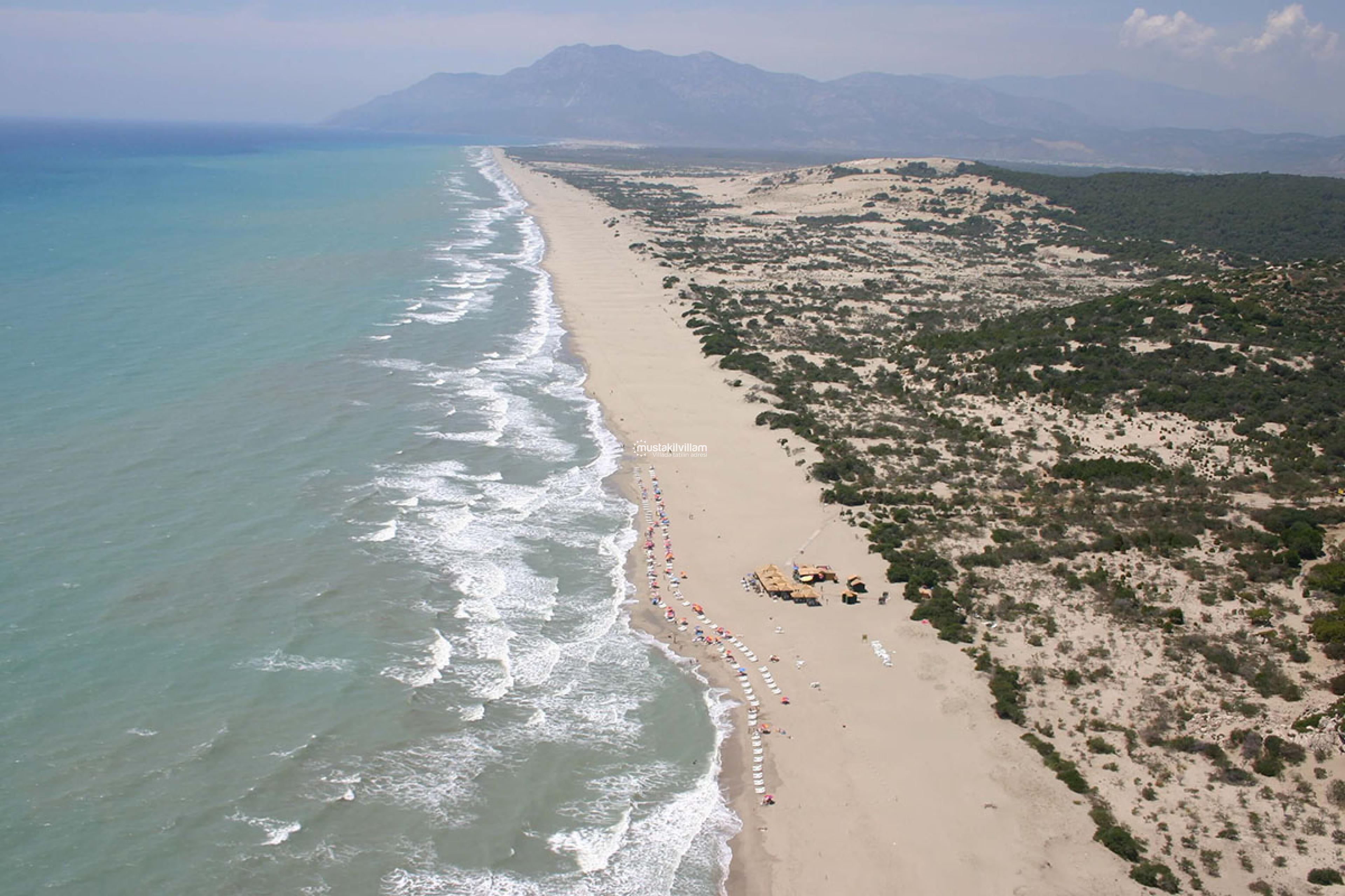 Patara, Türkiye’nin en uzun plajıdır. Arka planda güzel kum tepelerinin tadını çıkarmak için bu kumlu sahil boyunca 12 km'lik bir yürüyüş yapabilirsiniz. 